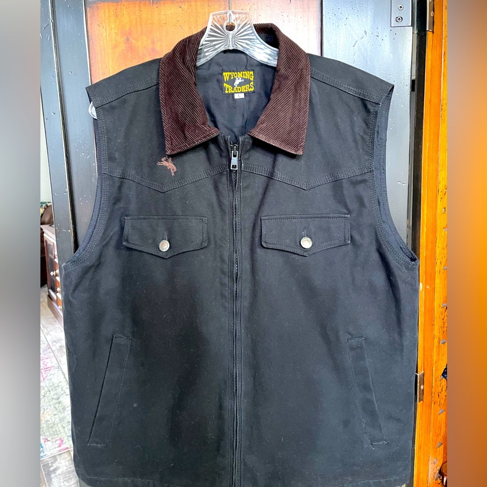 Wyoming traders Cody concealed carry vest size large black with brown collar